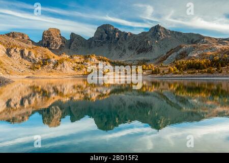 Frankreich - Provence - Haut Verdon - Reflexion der Tours du Lac im Lac Allos. Stockfoto