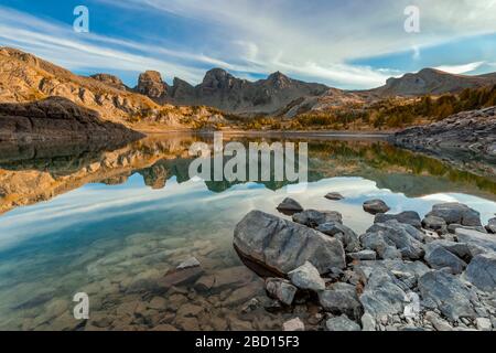 Frankreich - Provence - Haut Verdon - Reflexion der Tours du Lac im Lac Allos. Stockfoto