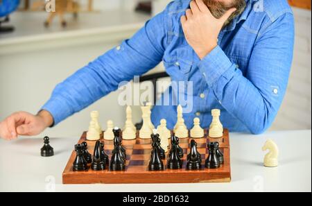 Denken Sie an den nächsten Schritt. Taktiken wissen, was zu tun ist. Entwicklungslogiken. Lernen Sie Schach spielen. Schachstunde. Strategiekonzept. Schach spielen. Intellektuelles Hobby. Figuren auf Holzschachbrett. Stockfoto