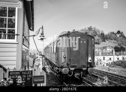 Schwarz-weiße Rückansicht der alten britischen Dampfeisenbahn, die den Vintage-Bahnhof Bewdley verlässt, Severn Valley Railway Heritage Line, Großbritannien. Stockfoto