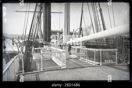 Schiffsdeck. Deck eines nicht identifizierten Schiffes, möglicherweise der Dampfer der United States Fish Commission "Albatross". Der Pusey & Jones Company Boiler Shop (Wilmington, Delaware) ist im Hintergrund sichtbar.Smithsonian Institution Archives, ACC. 11-006, Box 007, Bild-Nr. MAH-3054 Stockfoto