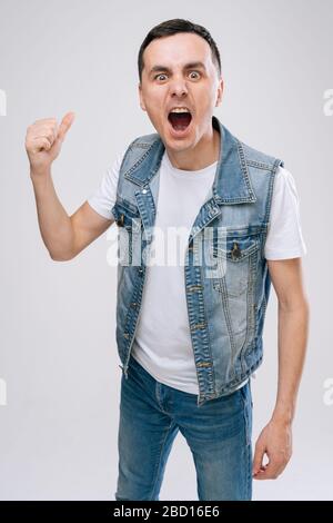 Konzept des Rockstars. Mittelluftaufnahme eines gutaussehenden jungen Mannes, der Denimkleidung trägt Stockfoto