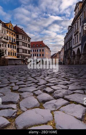 Görlitz/Deutschland - Januar 2020: Unterer Marktplatz (Ubermarkt) von Görlitz mit alten Häusern, Arkaden, Steinpflaster. Stockfoto