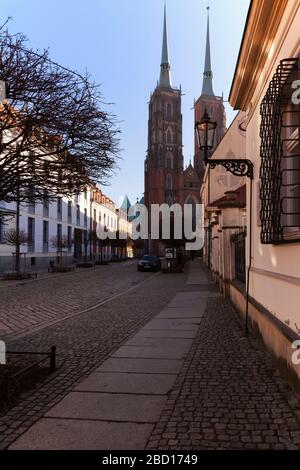 Vorderansicht der Kathedrale von St. Johannes dem Täufer mit zwei Türmen von der Domstraße in der Altstadt, Ostrow Tumski, Wroclaw Stockfoto