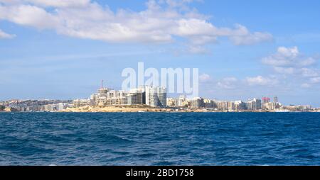 Tower Road Skyline, Sliema, Malta, mit hoch aufragenden modernen Gebäuden. Stockfoto