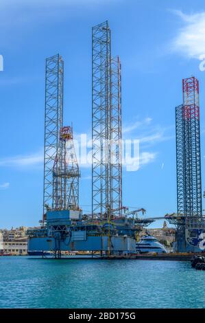 Eine Ölplattform, die in Grand Harbour Valletta Malta repariert wird. Stockfoto