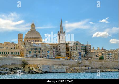 Ein Blick auf Valletta von der Küste aus, der die Kuppel der Basilika unserer Lieben Frau vom Berg Carmel und der Pro-Kathedrale von St. Paul zeigt. Stockfoto