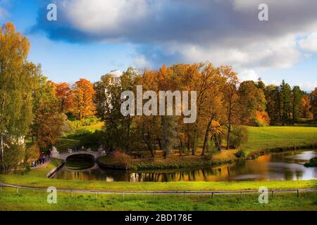 Pavlovsk, Russland - 5. Oktober 2019: Pavlovsk Palace im goldenen Herbst und Brücke in pawlowsker Park, St. Petersburg, Russland Stockfoto