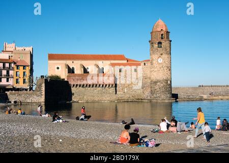 Collioure, Frankreich - 24. Februar 2020: Notre-Dame-des-Anges in dem kleinen und malerischen Dorf Colliure in der Nähe von Perpignan im Süden Frankreichs. Stockfoto