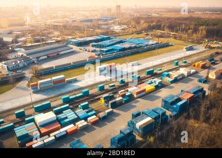 Luftansicht des Containerladens und -Entladens bei Sonnenuntergang Stockfoto