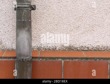 Regenwasserleitung. Abwassersystem. Rohre an der Fassade des Gebäudes. Haus nach der Renovierung. Metallkonstruktionen. Raue Oberflächen. Stockfoto