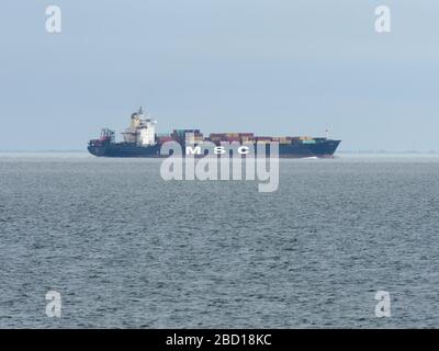 Sheerness, Kent, Großbritannien. April 2020. Ein leicht geladener Containerfahrer MSC Suez sah, Sheerness in Kent zu passieren, nachdem er von London Gateway auf dem Weg nach Antwerpen in Belgien abfuhr. In der Vergangenheit wurden Containerschiffe meist mehrere Container hoch gestapelt gesehen, oft auf die gleiche Höhe wie die Schiffbrücke; seit dem Ausbruch des Coronavirus werden sie jedoch gesehen, dass sie weit weniger Container tragen. Kredit: James Bell/Alamy Live News Stockfoto