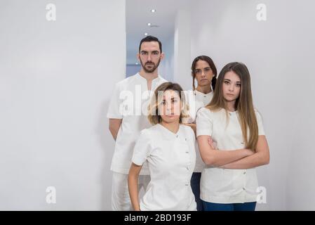 Porträt des medizinischen Teams, das auf dem Krankenhausflur steht Stockfoto