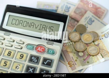 Coronavirus Epidemie und ihre finanziellen Folgen. Ein Taschenrechner mit dem Wort CORONAVIRUS Nahaufnahme und bulgarischen Lev Banknoten und Münzen Stockfoto