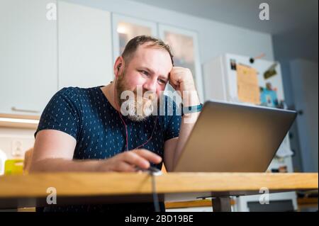 IT-Spezialist bietet Online-Meetings nicht vom Büro, sondern von zu Hause aus, von der Arbeit aus, von der Arbeit aus. Quarantänezeit Stockfoto