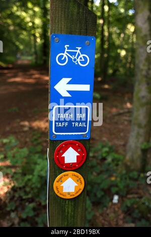 Melden Sie sich in Englisch und Walisisch an, um den Taff Trail, Castell Coch Woods, in der Nähe von Tongwynlais, South Wales, Großbritannien, anzuzeigen Stockfoto