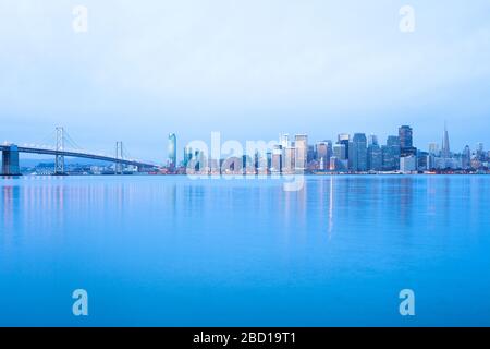 Skyline der Stadt über der Bucht im Morgengrauen, San Francisco, Kalifornien, Vereinigte Staaten Stockfoto