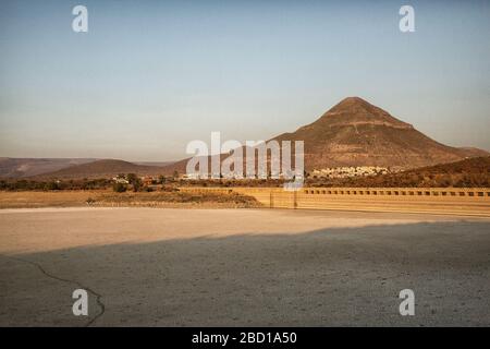 Nqweba-Staudamm während der Dürre im Camdeboo-Nationalpark, Südafrika Stockfoto