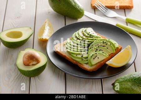 Avocado Toast mit Sesamsamen und Zitrone Stockfoto