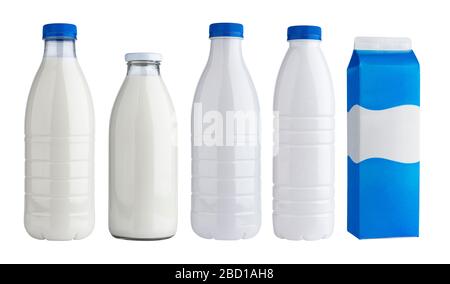 Verpackung für Milchprodukte, Kunststoff- und Glasflaschen für Milch isoliert auf weißem Hintergrund Stockfoto