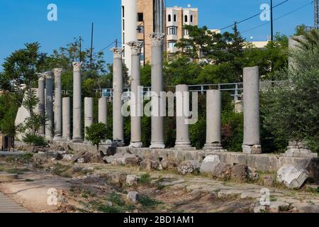 Byblos, Libanon - 12. Mai 2017: Gehweg zu den antiken archäologischen Ruinen von Byblos. Stockfoto