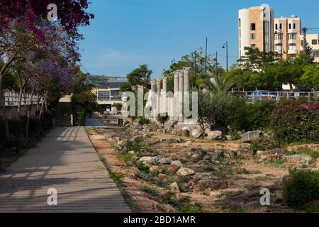 Byblos, Libanon - 12. Mai 2017: Gehweg zu den antiken archäologischen Ruinen von Byblos. Stockfoto