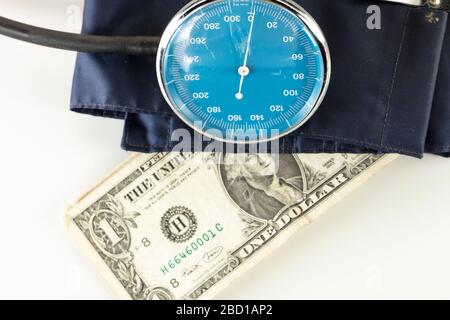 US-Dollar in einem Blutdruckmessgerät, Währungskonzept Stockfoto