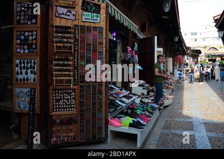 Byblos, Libanon - 12. Mai 2017: Zahlreiche Souvenirläden in den Byblos Souks. Stockfoto