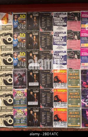 Alte Musik-Event- und Konzertplakate stecken an einer Wand in Sevilla Spanien fest Stockfoto