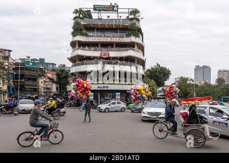 Ballon Sellers stehen in der Mitte einer geschäftigen Kreuzung in Hanoi Vietnam. Stockfoto