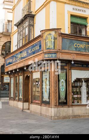 Die Confiteria La Campana und Heladeria, einem traditionellen süßen und Konditorei in der Altstadt von Sevilla Spanien mit einem reich verzierten shop Fenster und Fassade. Stockfoto