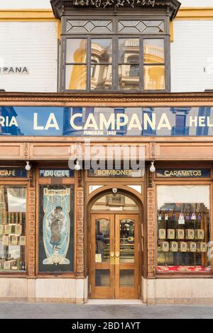 Die Confiteria La Campana und Heladeria, einem traditionellen süßen und Konditorei in der Altstadt von Sevilla Spanien mit einem reich verzierten shop Fenster und Fassade. Stockfoto