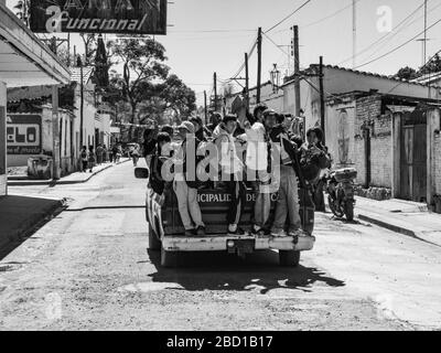 Kinder, die auf dem Rückweg des Pick-up-Trucks reiten, Jujuy Argentina. Stockfoto