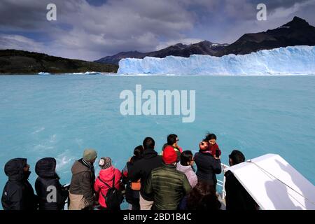 Touristen auf einer Bootsfahrt am Perito Moreno Gletscher, Los Glaciares Nationalpark, Provinz Santa Cruz, Argentinien Stockfoto
