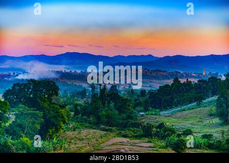 Schöne Landschaft in Hsipaw nach Sonnenuntergang Shan State Myanmar Stockfoto