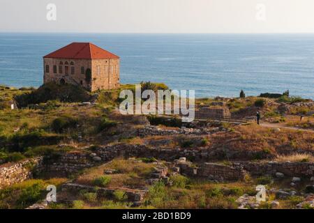 Byblos, Libanon - 12. Mai 2017: Blick auf den schönen Schlossgarten und die Küste. Stockfoto