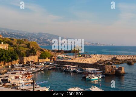 Byblos, Libanon - 12. Mai 2017: Geparkte Boote am Steg zur Miete in der Byblos Bucht. Stockfoto