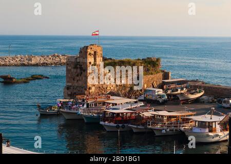 Byblos, Libanon - 12. Mai 2017: Geparkte Boote am Steg zur Miete in der Byblos Bucht. Stockfoto