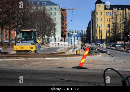 Bau einer neuen Straßenbahnlinie nach Hernesaari in Telakkakatu, Helsinki, Finnland. März 2020 Stockfoto