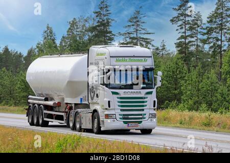 Kundenspezifischer weißer Scania R560 Großtankwagen Markku Heinonen Ky auf der Autobahn 25 an einem schönen Sommertag. Raasepori, Finnland. Juli 2019. Stockfoto