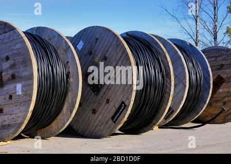 Prysmian Group Wiski Plain Kabelrollen für Bodeninstallationen am ländlichen Arbeitsplatz mit blauem Himmel Hintergrund. Marttila, Finnland. April 2019. Stockfoto