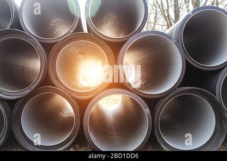 Moderne Polypropylenrohre zur Durchführung von Heizleitungen im Untergrund. Langlebige und anticorrosive Eigenschaften von Wasserleitungen Stockfoto