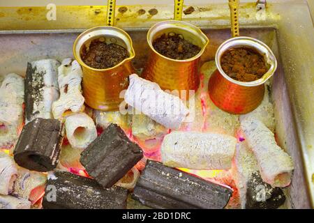 Gegrillter türkischer Kaffee wird gekocht. Schön und erfroren. Traditionelles türkisches Getränk im Dezember gekocht Stockfoto