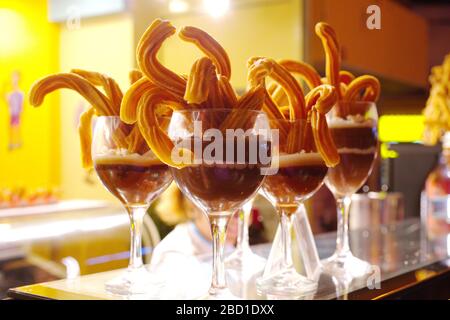 Spanisches Dessert Churros. Serviert mit heißer Schokolade in einem Glas Stockfoto