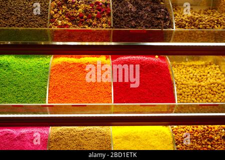 Buden im Spice Shop. Imbiss. Verschiedene, bunte, tropische und exotische Gewürze Stockfoto