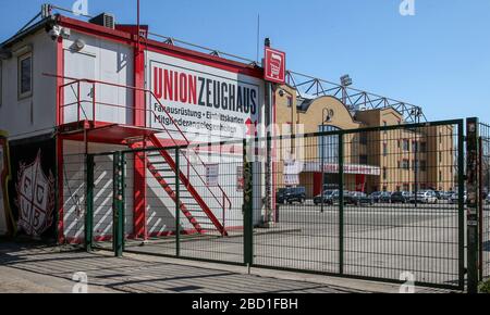 Berlin, Deutschland. April 2020. Die Waffenschmiede des 1. FC Union Berlin ist geschlossen. Union Berlin wird in Gruppen von zwei Personen in der Kamera trainieren. Kredit: Andreas Gora / dpa / Alamy Live News Stockfoto