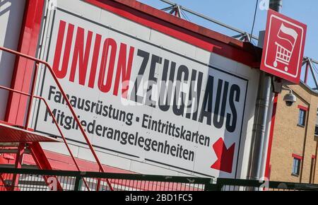 Berlin, Deutschland. April 2020. Die Waffenschmiede des 1. FC Union Berlin ist geschlossen. Union Berlin wird in Gruppen von zwei Personen in der Kamera trainieren. Kredit: Andreas Gora / dpa / Alamy Live News Stockfoto