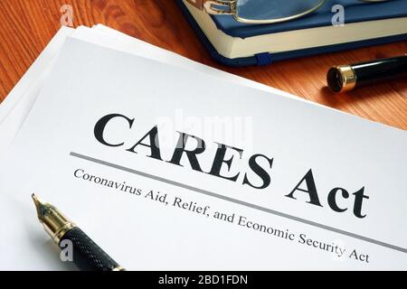 Coronavirus Aid, Relifity and Economic Security CARES Act auf dem Schreibtisch. Stockfoto