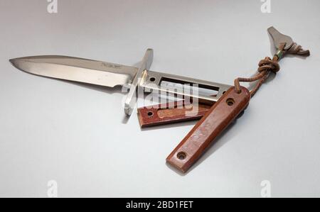 Messer Astronaut Überleben. Dies ist ein Duplikat eines handgeschmiedeten Überlebensmessers, das von der Randall Knives Co. Hergestellt wurde, einem Hersteller von Spezialmessern aller Art. Eine wurde als Ausrüstung an Alan Shepards "Freedom 7"-Suborbital-Mercury-Mission am 5. Mai 1961 mitgeführt. Messer Astronaut Überleben Stockfoto