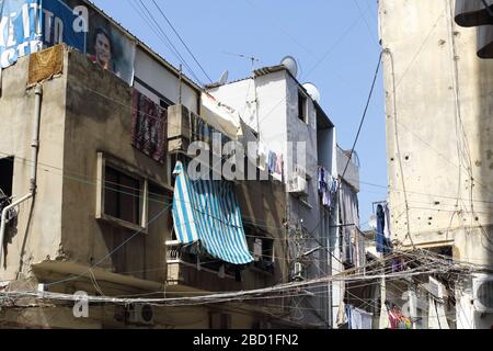 Beirut, Libanon - 9. Juni 2017: Zufällige unsichere Verkabelung und Kabel in einem alten Wohngebiet. Stockfoto